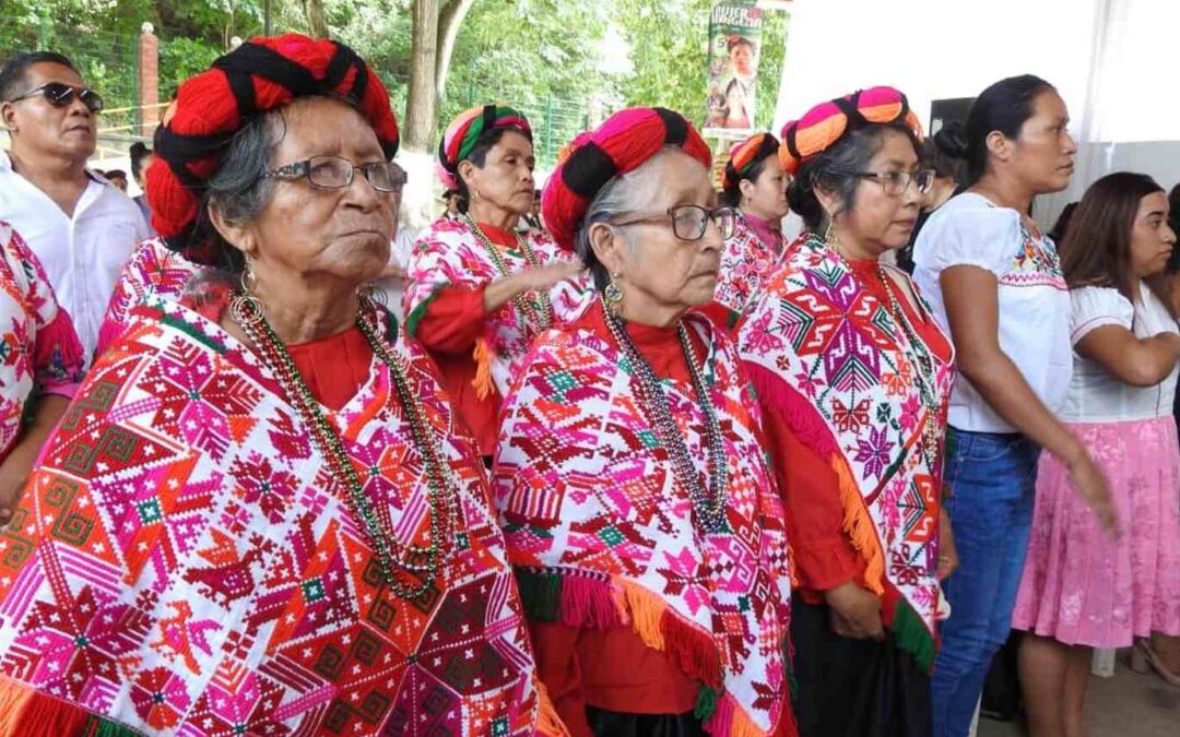 RECONOCEN A 23 MUJERES INDÍGENAS EN EVENTO CONMEMORATIVO EN COXCATLÁN