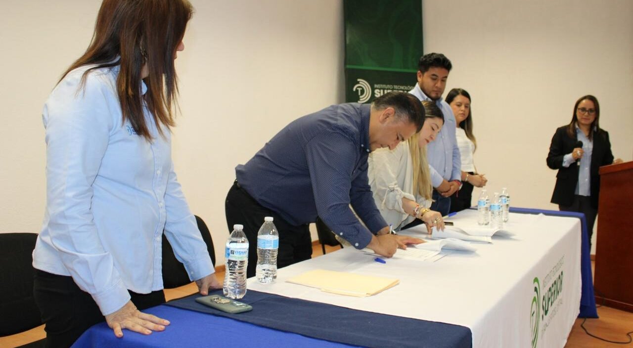 FIRMAN CONVENIO PARA QUE ESTUDIANTES DEL TEC SUPERIOR REALICEN FORMACIÓN PRÁCTICA EN MABE