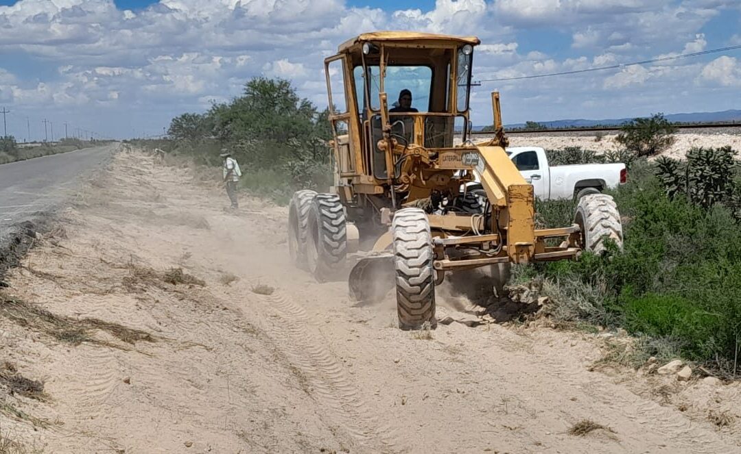 DAN MANTENIMIENTO A CAMINOS RURALES EN EL MUNICIPIO DE CATORCE