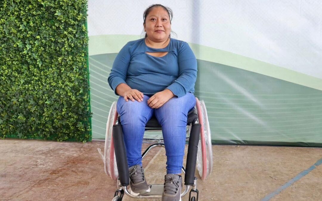 ENTREGAN SILLAS DE RUEDAS, MULETAS Y ANDADORES A PERSONAS CON DISCAPACIDAD