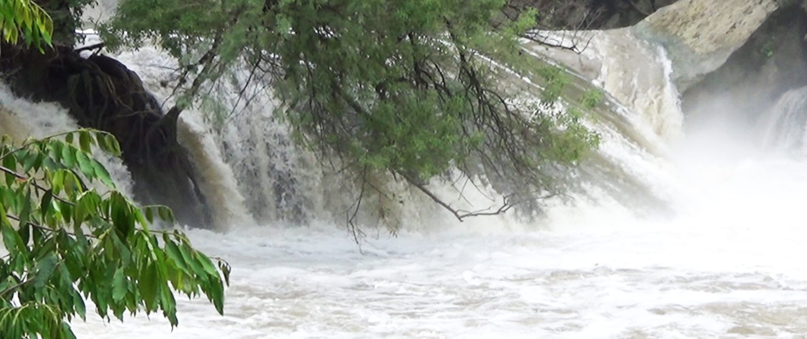 CRECIENTES OBLIGAN AL CIERRE DE PARAJES ACUÁTICOS EN LA HUASTECA