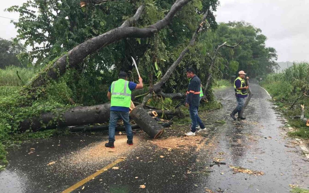 ATIENDEN AFECTACIONES EN CAMINOS DE LA HUASTECA TRAS LLUVIAS INTENSAS