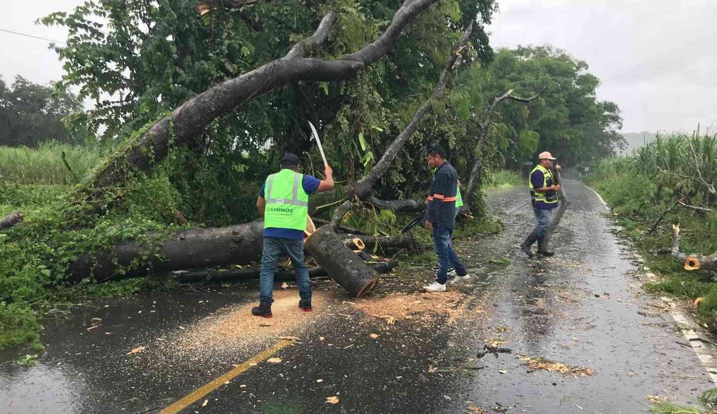 ATIENDEN AFECTACIONES EN CAMINOS DE LA HUASTECA TRAS LLUVIAS INTENSAS