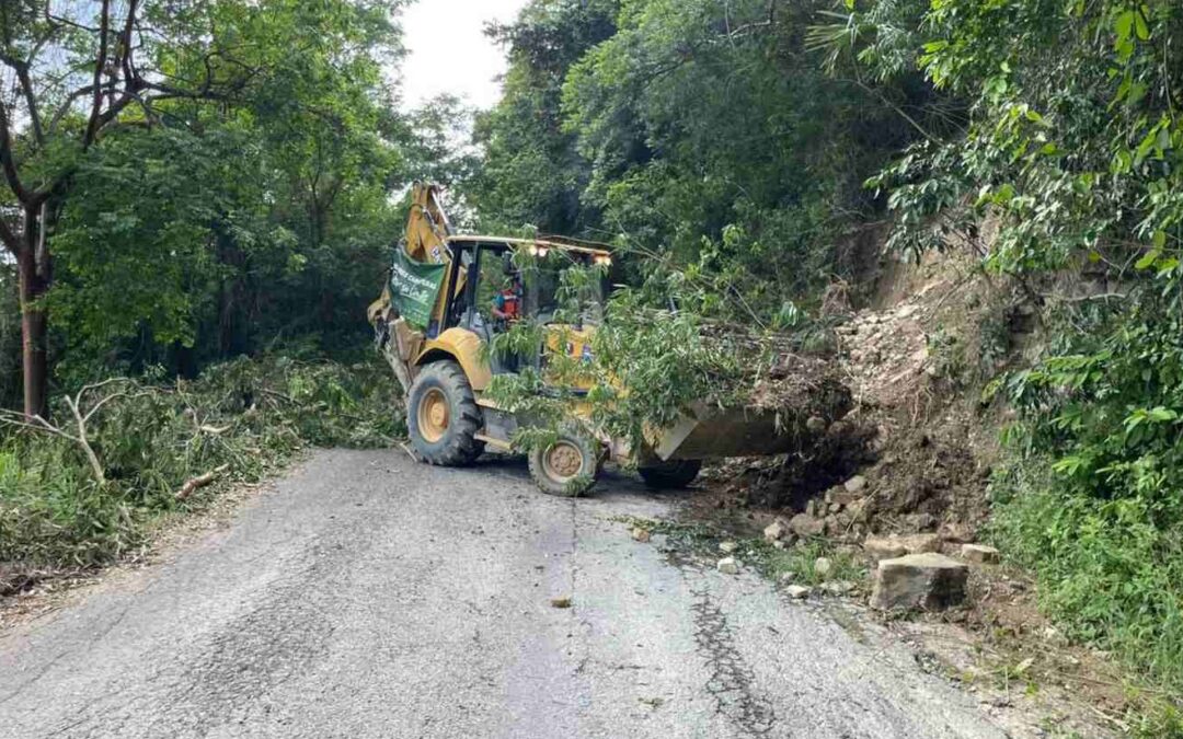 REALIZAN TRABAJOS PARA RESTAURAR CONECTIVIDAD EN CAMINOS DE LA HUASTECA TRAS AFECTACIONES POR LLUVIAS