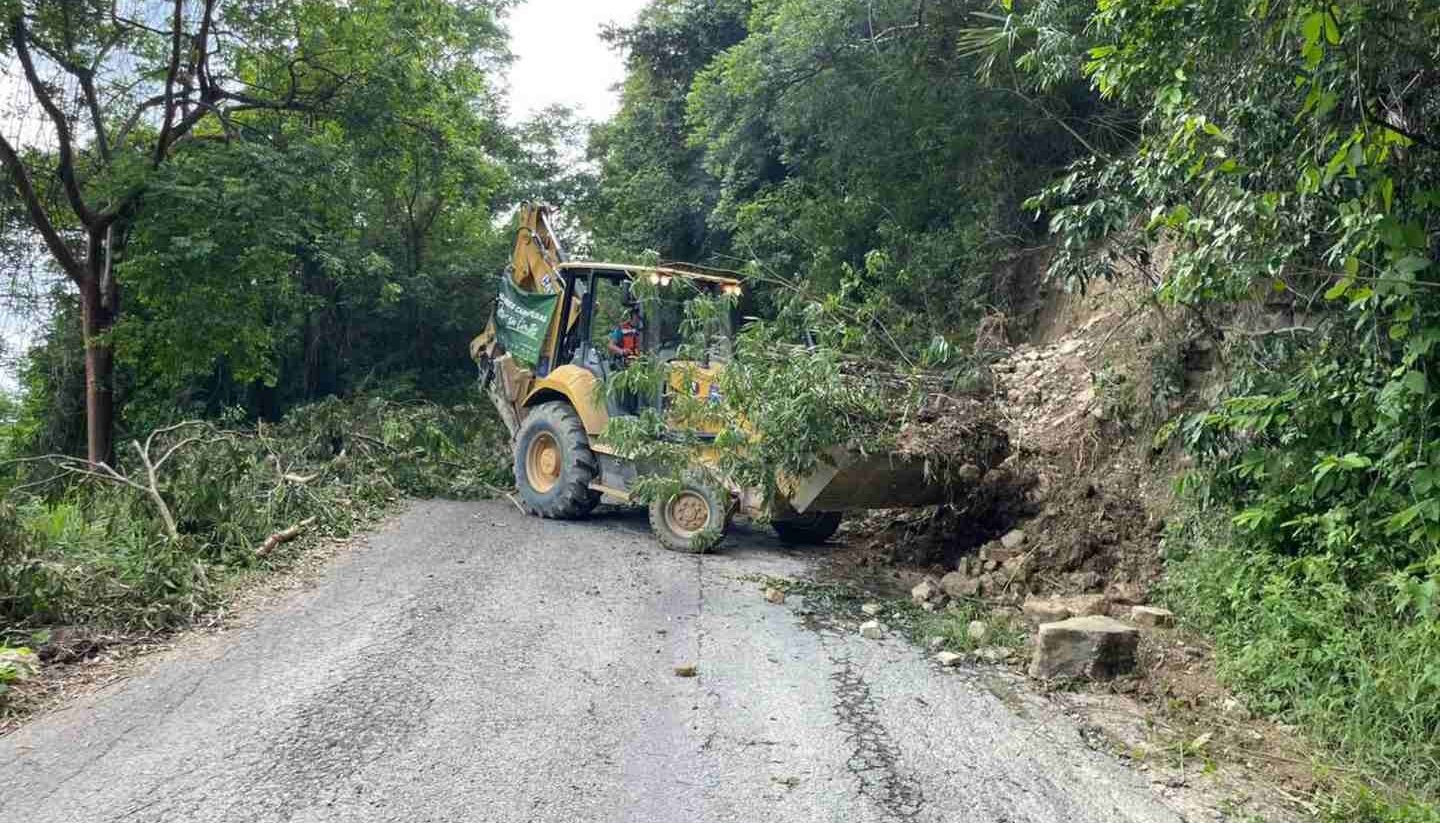 REALIZAN TRABAJOS PARA RESTAURAR CONECTIVIDAD EN CAMINOS DE LA HUASTECA TRAS AFECTACIONES POR LLUVIAS