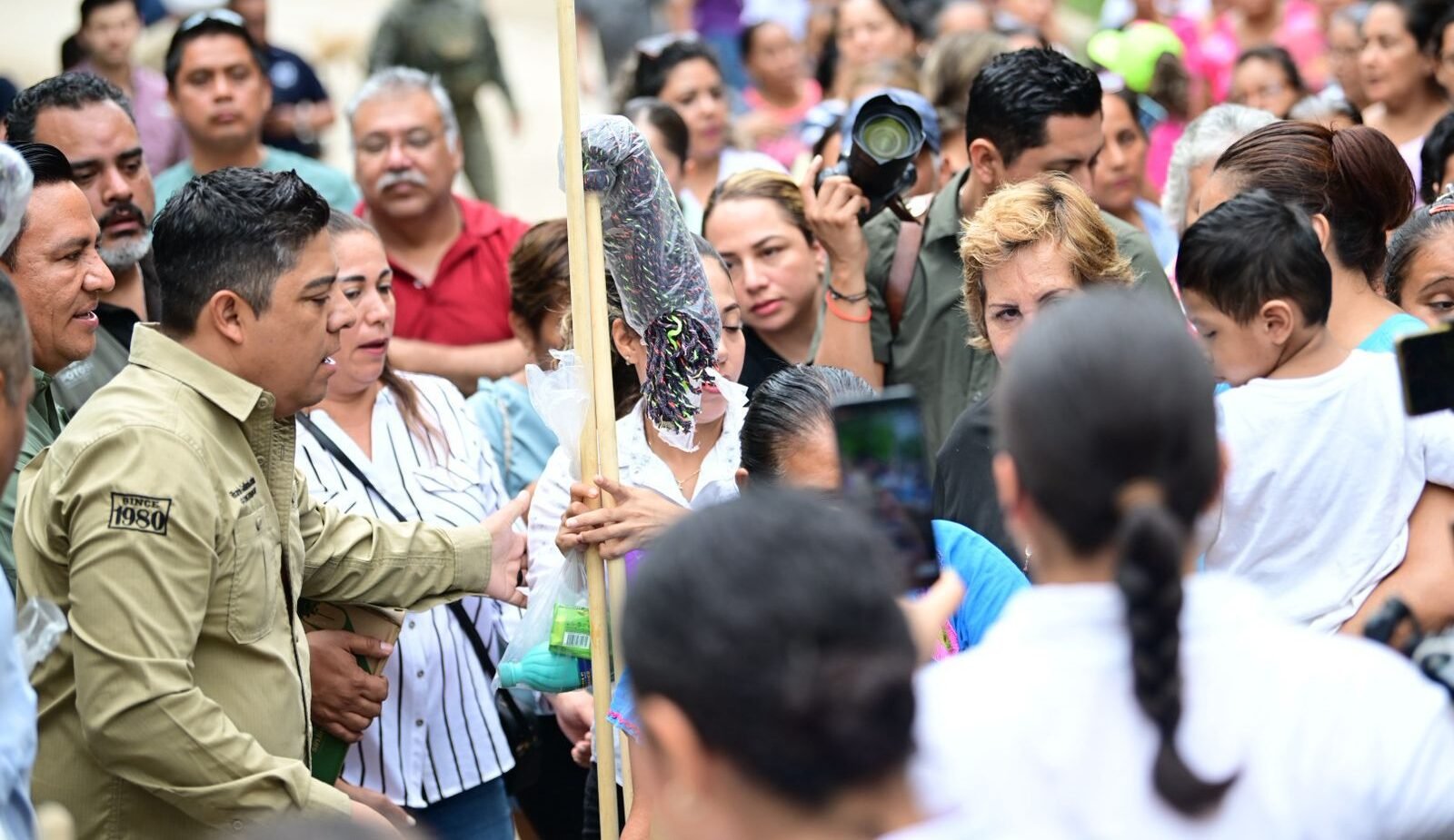 ENTREGAN APOYOS Y REFUERZAN ATENCIÓN A FAMILIAS DAMNIFICADAS EN LA HUASTECA POTOSINA