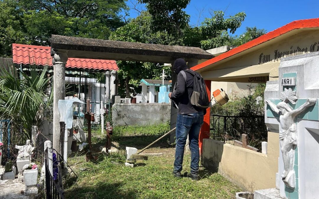 REALIZAN LABORES DE LIMPIEZA EN PANTEONES DE CIUDAD VALLES ANTES DEL DÍA DE MUERTOS