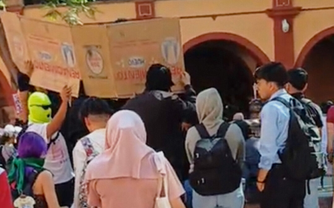 EXIGEN RENUNCIA DEL RECTOR TRAS IRRUMPIR EN EDIFICIO CENTRAL DE LA UASLP