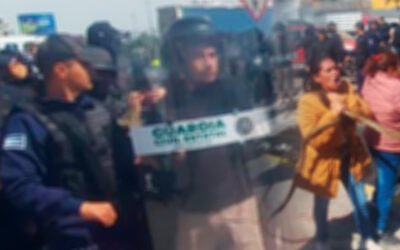 CON LA FUERZA PÚBLICA FRENAN A CIUDADANOS HARTOS POR EL DESABASTO DE AGUA EN LA CAPITAL POTOSINA