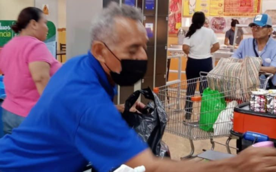 QUEDAN VACANTES PARA ADULTOS MAYORES COMO EMPACADORES ESTA TEMPORADA