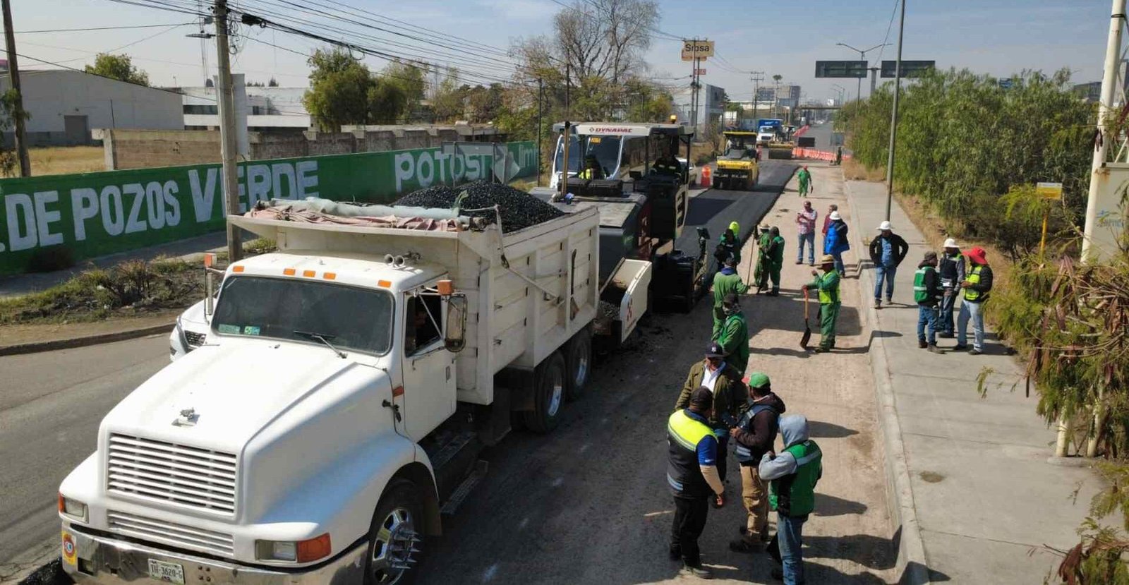 AVANZAN OBRAS EN LATERALES DE LA CARRETERA 57 A LA ALTURA DEL EJE 108