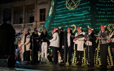 CORO VUELA ALTO SE PRESENTA CON GRAN ÉXITO EN PLAZA FUNDADORES