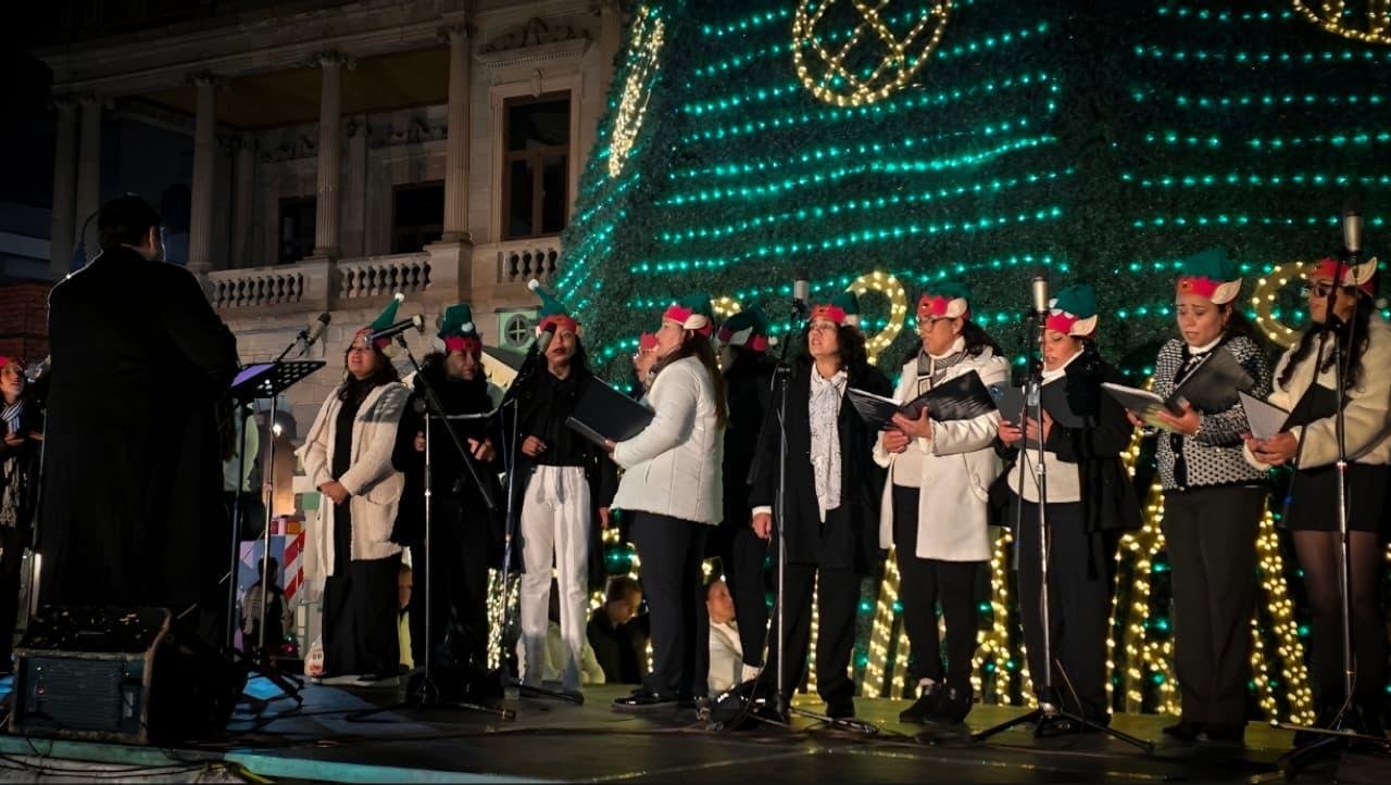 CORO VUELA ALTO SE PRESENTA CON GRAN ÉXITO EN PLAZA FUNDADORES