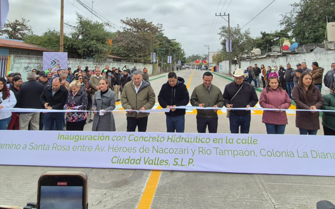 DESPUÉS DE DÉCADAS DE ESPERA, VECINOS DE CIUDAD VALLES ESTRENAN PAVIMENTACIÓN EN CAMINO A SANTA ROSA