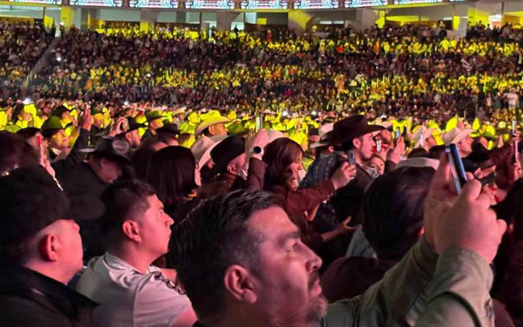 JULIÓN ÁLVAREZ FIRMA UNA NOCHE DE ROMANTICISMO EN LA ARENA POTOSÍ
