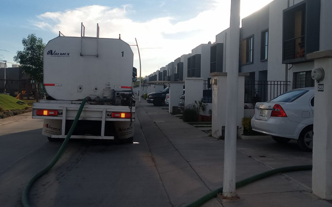 OPERATIVO CON PIPAS ABASTECE DE AGUA A COLONIAS DEL NORTE DE LA CAPITAL