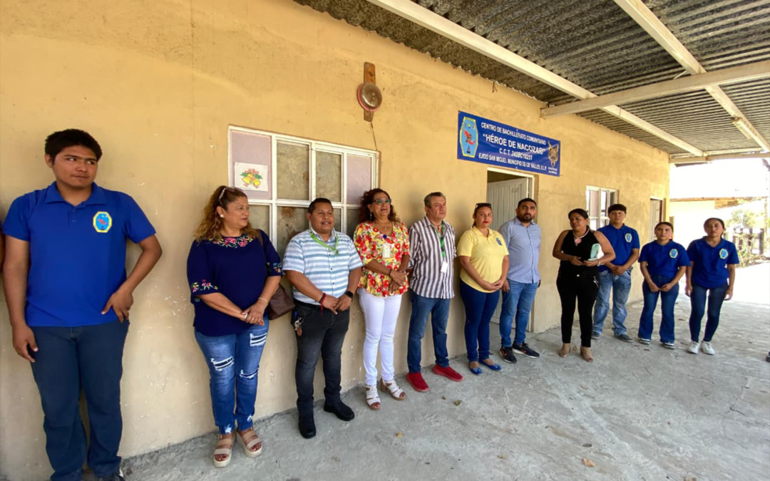 ENTREGAN EQUIPOS DE CÓMPUTO A ESTUDIANTES DE BACHILLERATO EN EJIDO SAN MIGUEL