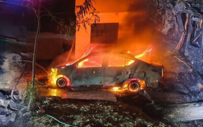 QUEMAN VEHÍCULOS PARTICULARES DE POLICÍAS EN CIUDAD VALLES