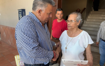PERSONAL MUNICIPAL APOYA TRÁMITE DE ACTA A FAMILIA VALLENSE