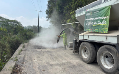 MANTIENEN CAMINOS EN XILITLA CON TRABAJOS DE BACHEO