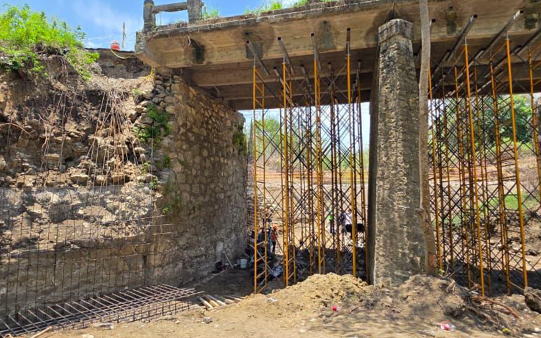 REHABILITAN PUENTE LA SAGRADA FAMILIA EN TANQUIÁN DE ESCOBEDO