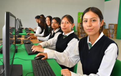 ENTREGAN EQUIPOS DE CÓMPUTO A ESTUDIANTES DE PREPARATORIA EN VENADO