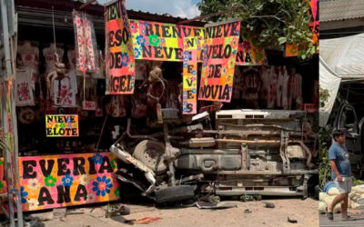 CAMIONETAS SE ESTRELLAN CONTRA CORREDOR TURÍSTICO EN HUICHIHUAYÁN