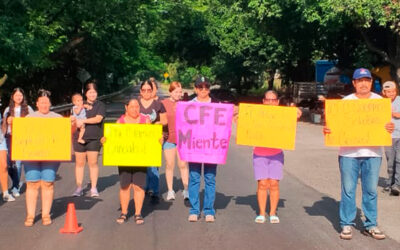 TRAS CUATRO AÑOS DE FALLAS, CFE REACCIONA HASTA QUE VECINOS BLOQUEAN CARRETERA FEDERAL