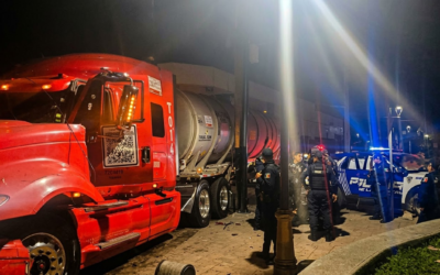 CHOQUE ENTRE PATRULLA Y TRACTOCAMIÓN DEJA DOS POLICÍAS LESIONADOS EN SAN LUIS POTOSÍ