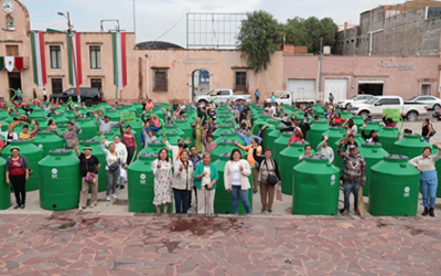 ENTREGAN TINACOS A FAMILIAS DE SOLEDAD Y ZONA ORIENTE