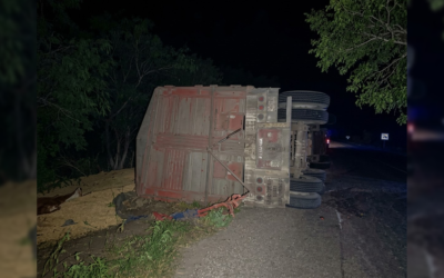 VUELCA SEGUNDO REMOLQUE EN LA CARRETERA TAMUÍN–SAN VICENTE